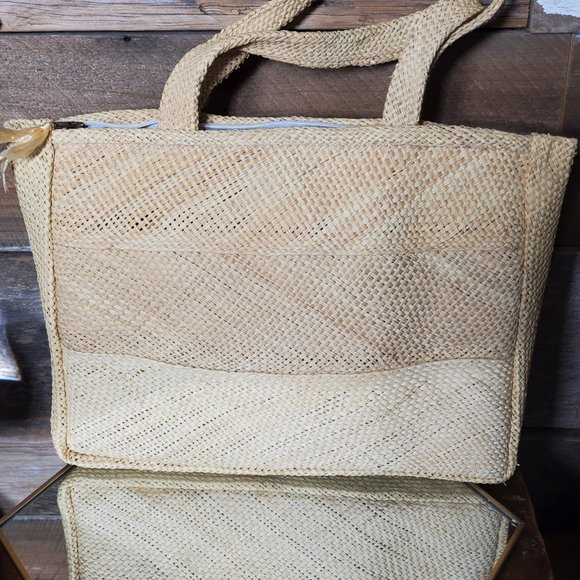 Bermuda Beauty Craft Rafia Embellished Handbag - Picture 6 of 9